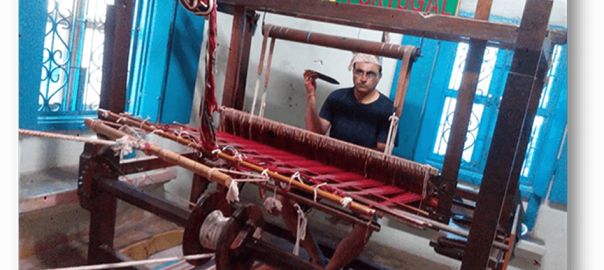 Photo of Shree Vijay Cumaldas weaving