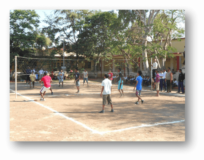 Students playing volleybal