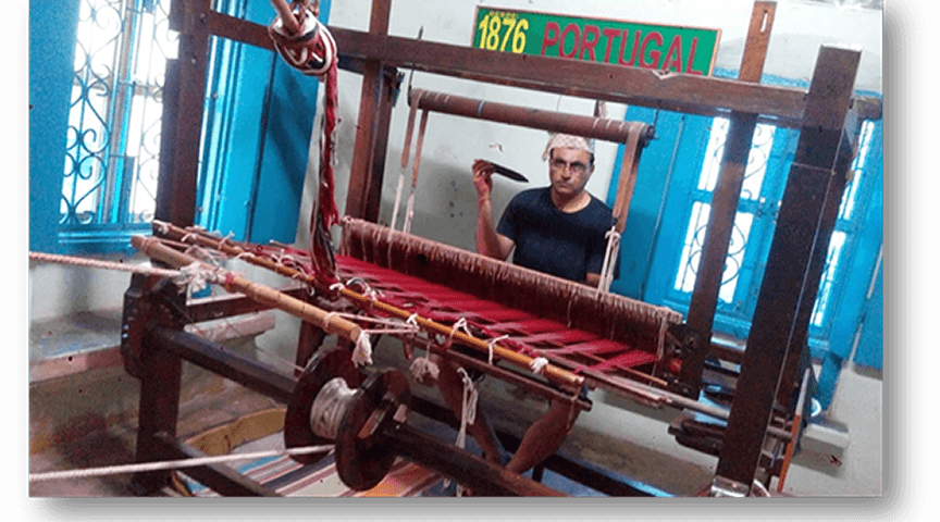 Photo of Shree Vijay Cumaldas weaving